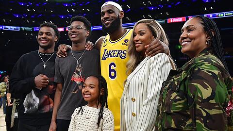 LeBron James mit seinen Kindern, seiner Ehefrau und seiner Mutter Gloria (re.).