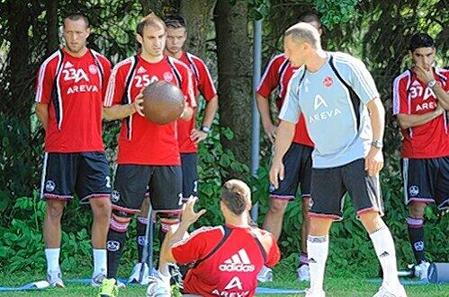 Aller Anfang ist schwer: Andreas Beck, künftiger Life-Kinetik-Beauftragter beim Club, mit Javier Pinola & Co.