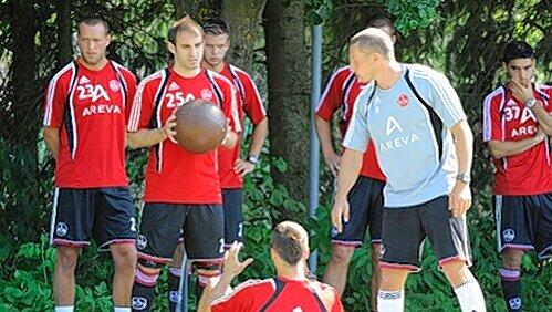 Aller Anfang ist schwer: Andreas Beck, künftiger Life-Kinetik-Beauftragter beim Club, mit Javier Pinola & Co. Aller Anfang ist schwer: Andreas Beck, künftiger Life-Kinetik-Beauftragter beim Club, mit Javier Pinola & Co.