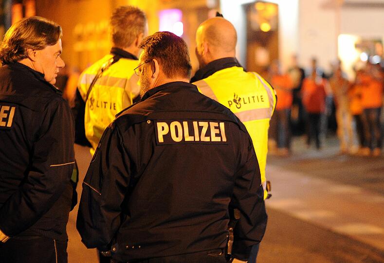 Miese Laune in orange: Bei den Holland-Anhängern ist nach dem fulminanten Sieg der DFB-Elf die Stimmung am Boden. Die Bilder