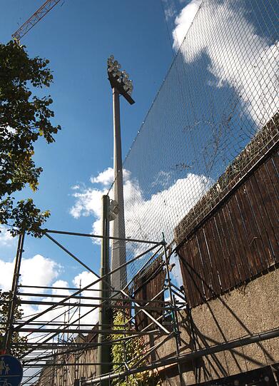 Der Rollrasen wächst an, die Heizung darunter ist installiert, im Juli 2013 soll das alte Grünwalder Stadion dann ein "neues Schmuckstück für alle Fußballfans" sein. Die Bilder vom Baustellenrundgang