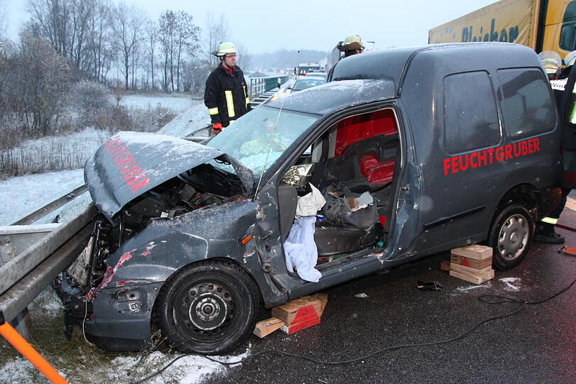 Bei den Witterungsverhältnissen gab es einen schweren Unfall auf dr A94 bei Töging: Ein Lkw ist ein Unfall-Auto gerast. Ein Mensch kam bei dem Crash ums Leben. Die Bilder.