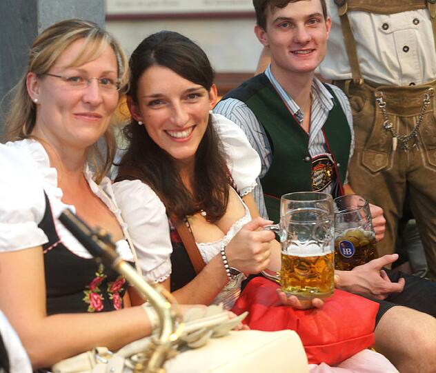 Auf der Wiesn geht?s wieder rund! Seit Samstag feiern die Münchner und Touristen auf der Wiesn. Die besten Wiesn-Bilder vom Samstag.