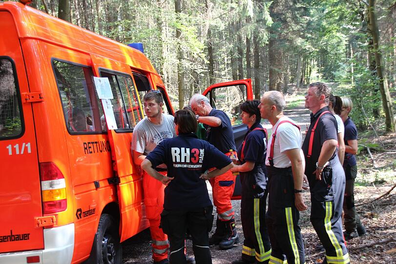 Die Rettungshundestaffel der Freiwilligen Feuerwehr Aschheim beim Training in Garching.