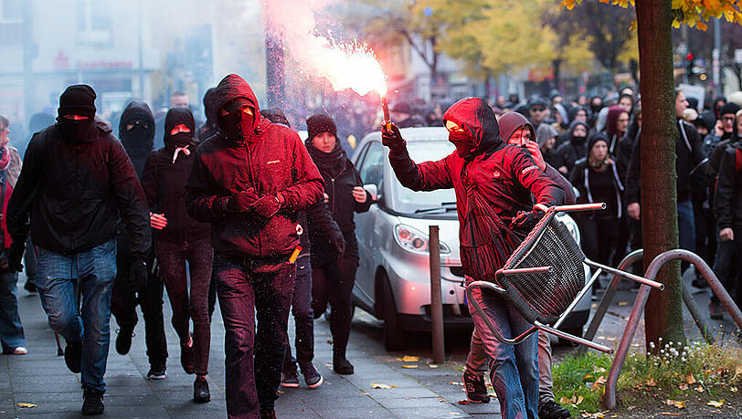 Gewalttaten der Antifa richten sich fast ausschließlich gegen Polizisten und Rechte.