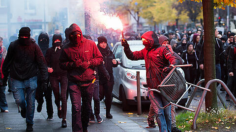 Gewalttaten der Antifa richten sich fast ausschließlich gegen Polizisten und Rechte.