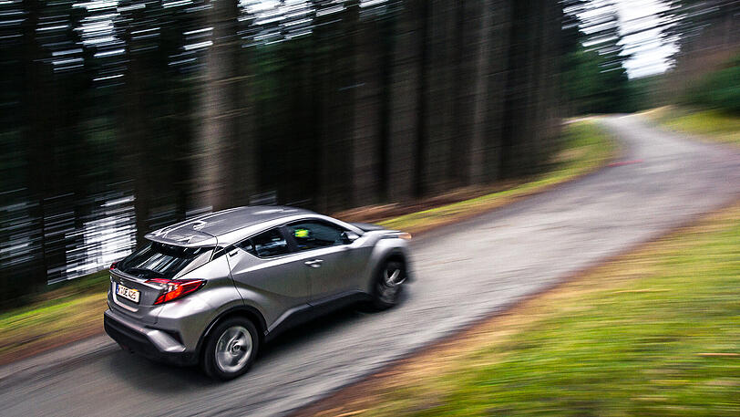 Bei Testfahrten mit der Hybrid-Variante rund um Kitzbühel kamen wir mit 5,9 Liter Superbenzin auf 100 Kilometer aus.