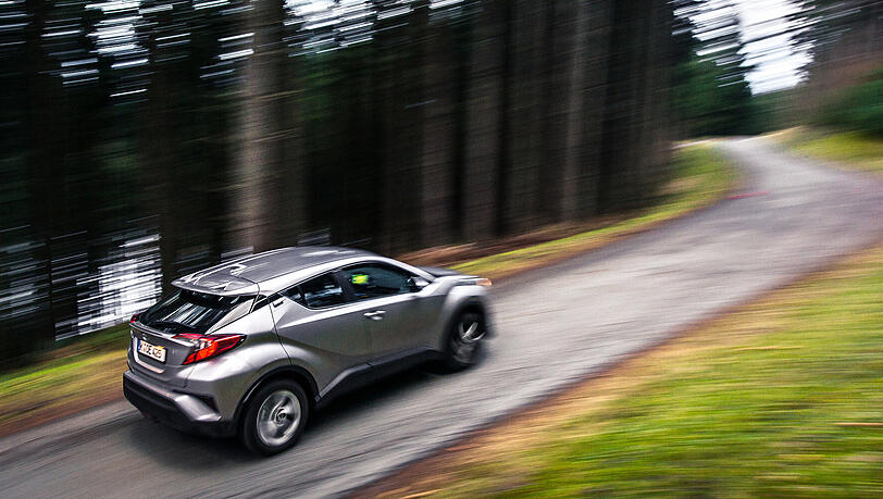 Bei Testfahrten mit der Hybrid-Variante rund um Kitzbühel kamen wir mit 5,9 Liter Superbenzin auf 100 Kilometer aus. Bei Testfahrten mit der Hybrid-Variante rund um Kitzbühel kamen wir mit 5,9 Liter Superbenzin auf 100 Kilometer aus.