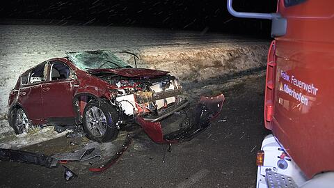 Ein Mann ist am Donnerstagabend in Stetten (Landkreis Mühldorf) mit seinem Auto von der Straße abgekommen. Der Wagen war nach dem Unfall schrottreif.