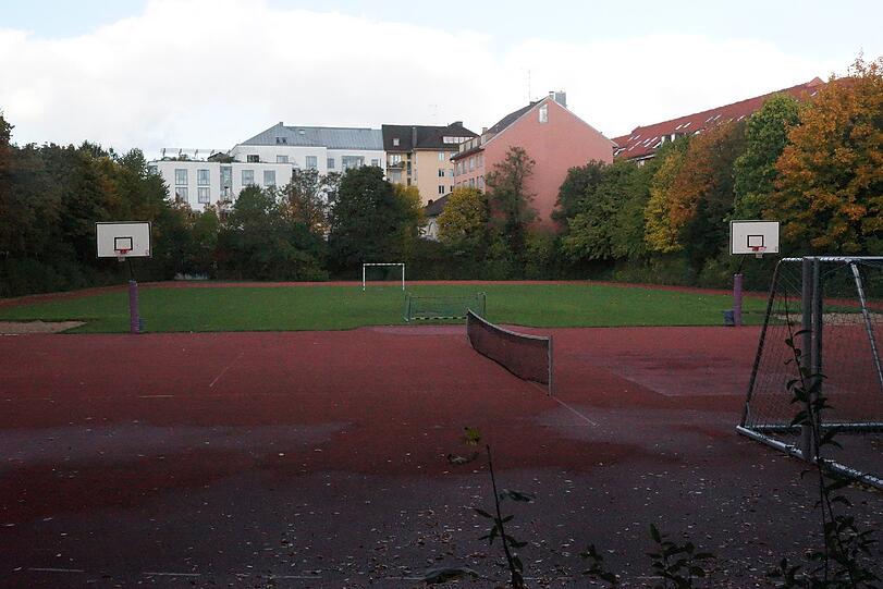Die Sportanlage an der Lucile-Grahn-Straße. Soll das Wilhelmsgymnasium auf das Gelände seine Container-Schule stellen?