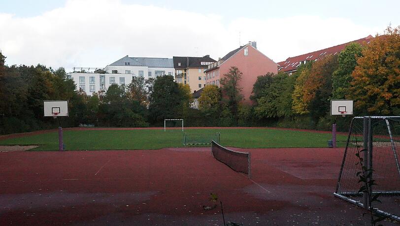 Die Sportanlage an der Lucile-Grahn-Straße. Soll das Wilhelmsgymnasium auf das Gelände seine Container-Schule stellen? Die Sportanlage an der Lucile-Grahn-Straße. Soll das Wilhelmsgymnasium auf das Gelände seine Container-Schule stellen?