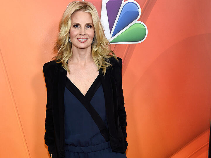 Monica Potter kombiniert zwei Trends: Overall und die Farbe Navy-Blau