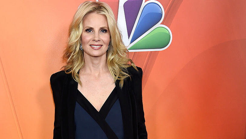 Monica Potter kombiniert zwei Trends: Overall und die Farbe Navy-Blau Monica Potter kombiniert zwei Trends: Overall und die Farbe Navy-Blau