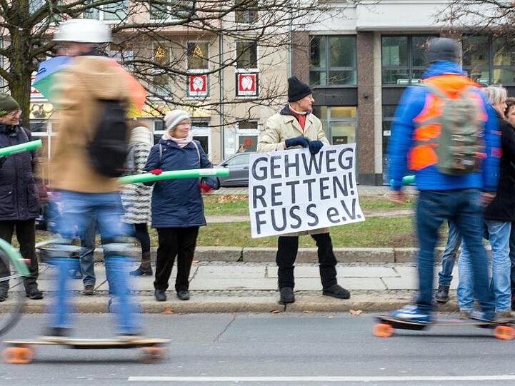 Zwischen Fußgängern und den Fahrern von E-Tretrollern bahnen sich neue Konflikte an.