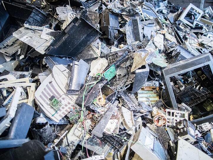 Elektroschrott liegt in einer Halle einer Recyclingfirma. Alte Elektrogeräte werden oft falsch oder sogar illegal entsorgt.