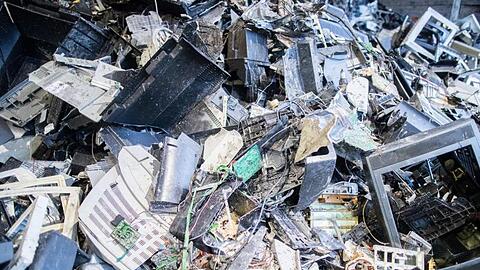 Elektroschrott liegt in einer Halle einer Recyclingfirma. Alte Elektrogeräte werden oft falsch oder sogar illegal entsorgt.