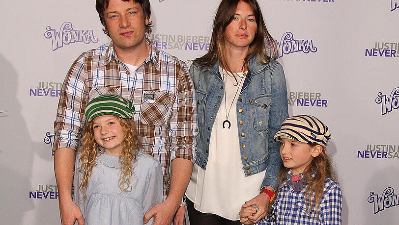 Jamie Oliver, Ehefrau Jools mit zwei ihrer ingesamt fünf Kinder. Jamie Oliver, Ehefrau Jools mit zwei ihrer ingesamt fünf Kinder.