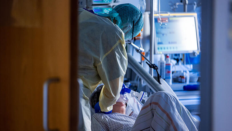 Eine Corona-Patientin wird beatmet - für besondere Herausforderungen wie diese kriegen Pflegende einen Bonus. Doch es gibt Bedingungen.