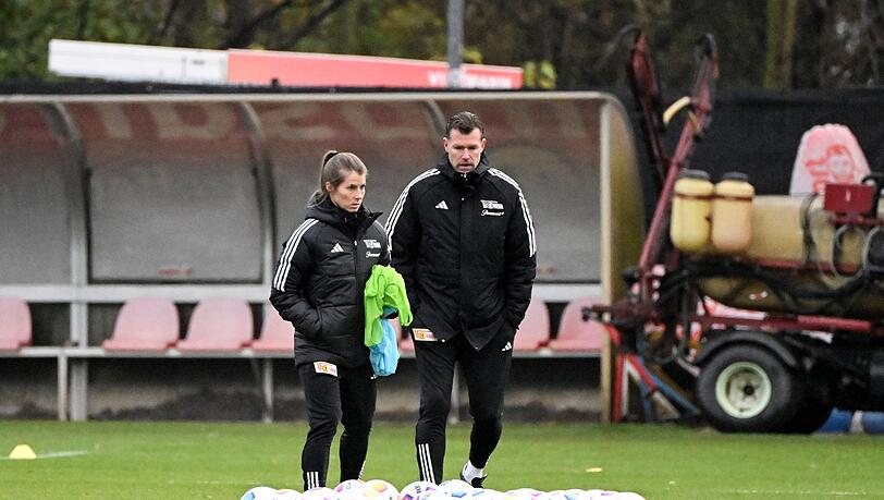 Interimstrainer Marco Grote und Co-Trainerin Marie-Louise Eta bereiten eine Trainingseinheit vor.