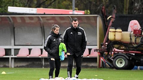 Interimstrainer Marco Grote und Co-Trainerin Marie-Louise Eta bereiten eine Trainingseinheit vor.
