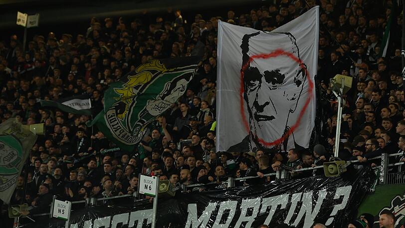 Fans von Hannover 96 zeigen ein Banner.