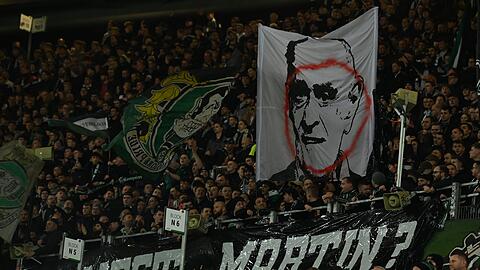 Fans von Hannover 96 zeigen ein Banner.