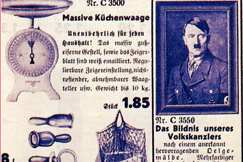 Eine Form von Widerstand? Das goldgerahmte Hitlerbild im Quelle-Katalog, direkt neben Babyschnullern.