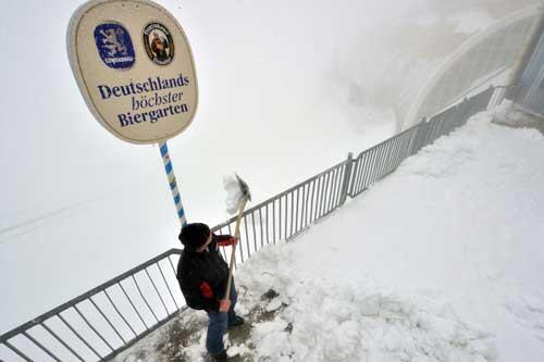 Auf der Zusgpitze ist am Wochenende der erste Schnee herab gerieselt (Archivbild)
