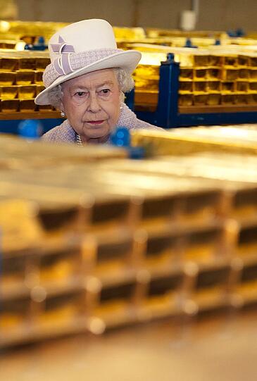 Queen Elizabeth II. stattet der Bank of England einen Besuch ab und schaut sich den Goldvorrat an.