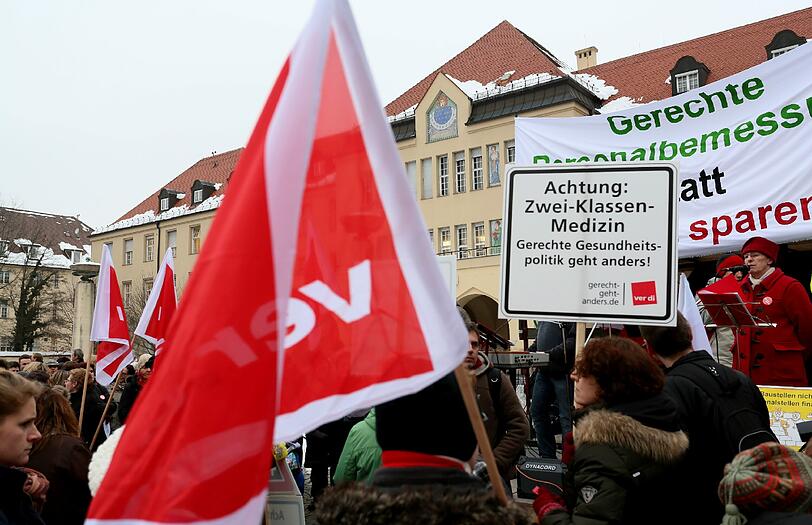 Beschäftigte des städtischen Klinikums demonstrieren vor dem Schwabinger Krankenhaus.