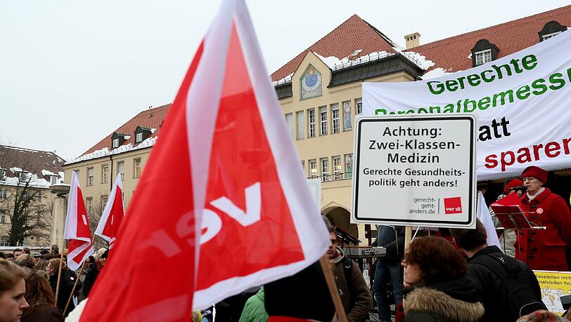 Beschäftigte des städtischen Klinikums demonstrieren vor dem Schwabinger Krankenhaus. Beschäftigte des städtischen Klinikums demonstrieren vor dem Schwabinger Krankenhaus.