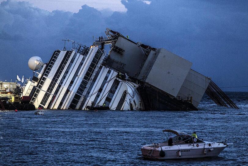 Die aufwendige Bergungsaktion der havarierten "Costa Concordia" ist angelaufen. Bilder von den Vorbereitungen.