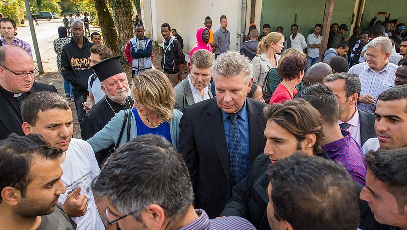 In der Bayernkaserne mussten zuletzt einige Flüchtlinge sogar im Freien übernachten. Am Montag hat Münchens Oberbürgermeister (Mitte) die Schließung der Erstaufnahmestelle verordnet. In der Bayernkaserne mussten zuletzt einige Flüchtlinge sogar im Freien übernachten. Am Montag hat Münchens Oberbürgermeister (Mitte) die Schließung der Erstaufnahmestelle verordnet.