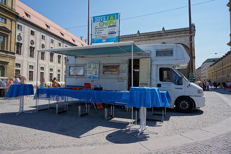 Das Interesse am Volksbegehren für Raucherclubs hält sich - vorsichtig gesagt - in  Grenzen. Am Mittwoch stand das Rauchmobil am Odeonsplatz.