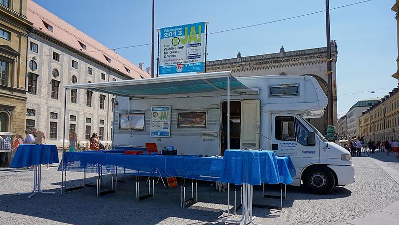 Das Interesse am Volksbegehren für Raucherclubs hält sich - vorsichtig gesagt - in Grenzen. Am Mittwoch stand das Rauchmobil am Odeonsplatz. Das Interesse am Volksbegehren für Raucherclubs hält sich - vorsichtig gesagt - in Grenzen. Am Mittwoch stand das Rauchmobil am Odeonsplatz.