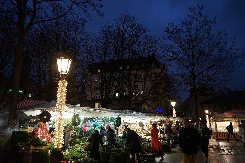 Es ist inzwischen guter Brauch, dass im Advent auch der Viktualienmarkt im Lichterglanz erstrahlt. Am Donnerstagabend nahmen Kommunalreferent Axel Markwardt, Markthallenchef Boris Schwartz und Elke Fett, die Sprecherin der Marktleute, die Lichterketten in Betrieb. Und siehe: Es ward Licht &ndash; und aus dem Maibaum ein Christbaum. Naja, beinahe.