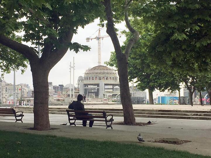 An der Moschee auf dem Taksim-Platz neben dem Gezi-Park wird gebaut. 2013 wollten Istanbuler Aktivisten ein Bauprojekt verhindern.