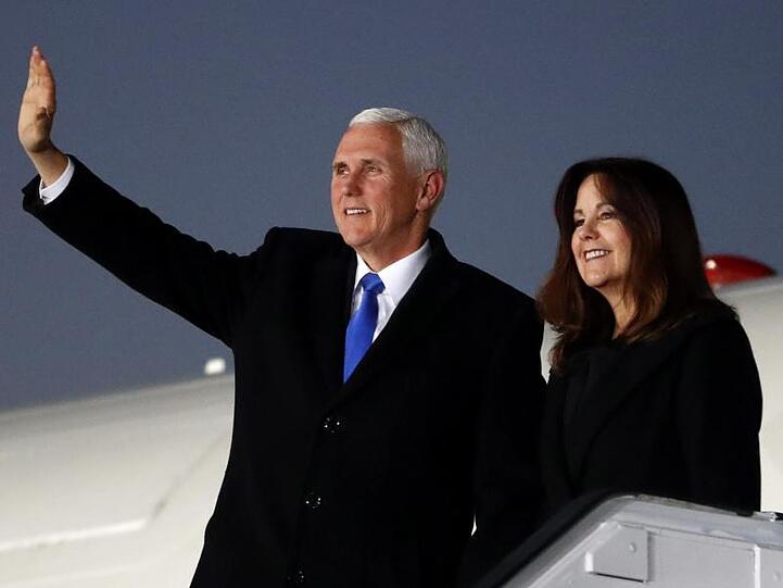 US-Vizepräsident Mike Pence und seine Frau Karen bei ihrer Ankunft auf dem Münchner Flughafen.