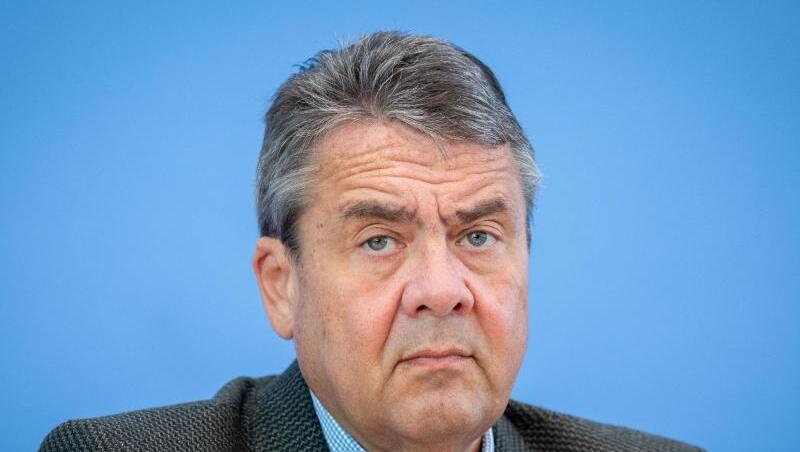 Der frühere SPD-Vorsitzende Sigmar Gabriel will einem Medienbericht zufolge nicht wieder für den Bundestag kandidieren. Der frühere SPD-Vorsitzende Sigmar Gabriel will einem Medienbericht zufolge nicht wieder für den Bundestag kandidieren.