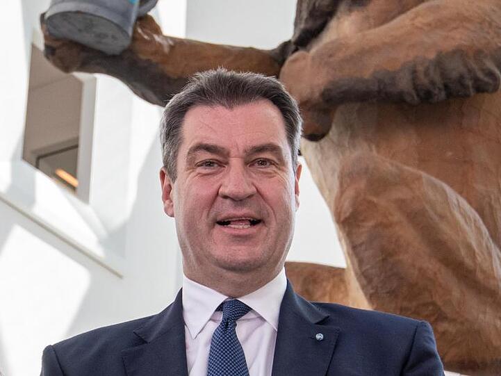 Markus Söder (CSU) steht vor dem Oktoberfest-&bdquo;Löwenbräu-Löwen&ldquo; im Museum der Bayerischen Geschichte. Foto: Armin Weigel