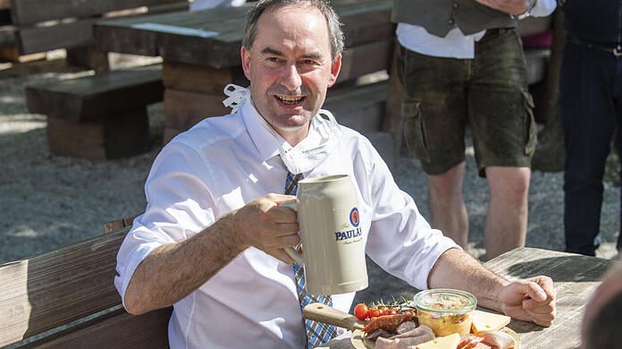 Wirtschaftsminister Hubert Aiwanger (Freie Wähler) hofft, dass im nächsten Jahr die Wiesn wieder stattfinden kann.