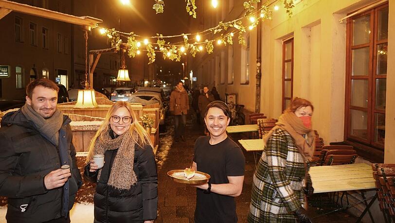 Januar in München: Die Pestalozzistraße ist verschneit, die Lichterkette funkelt, Amelie und Ralf wärmen sich an ihren Heißgetränken und der Gute-Laune-Stimmung vorm Café Lozzi. Kalt? Ah geh. Dominik, eigentlich Motiondesigner, bringt den Kuchen im T-Shirt. Januar in München: Die Pestalozzistraße ist verschneit, die Lichterkette funkelt, Amelie und Ralf wärmen sich an ihren Heißgetränken und der Gute-Laune-Stimmung vorm Café Lozzi. Kalt? Ah geh. Dominik, eigentlich Motiondesigner, bringt den Kuchen im T-Shirt.