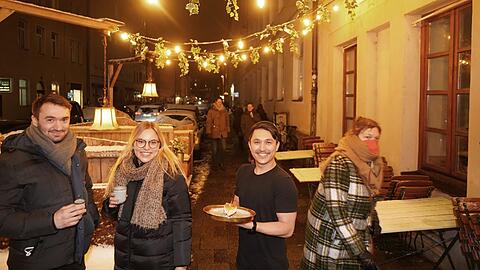 Januar in München: Die Pestalozzistraße ist verschneit, die Lichterkette funkelt, Amelie und Ralf wärmen sich an ihren Heißgetränken und der Gute-Laune-Stimmung vorm Café Lozzi. Kalt? Ah geh. Dominik, eigentlich Motiondesigner, bringt den Kuchen im T-Shirt.