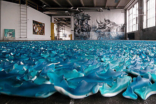 Haribo-Haifische al blaues Kunst-Meer: Die flächendeckende Installation von Dagmar Hugk in der Nürnberger Ausstellung "Tier + Mensch"