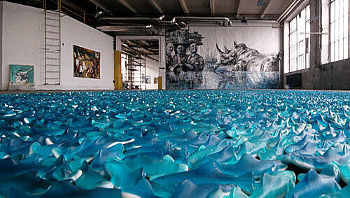 Haribo-Haifische al blaues Kunst-Meer: Die flächendeckende Installation von Dagmar Hugk in der Nürnberger Ausstellung "Tier + Mensch" Haribo-Haifische al blaues Kunst-Meer: Die flächendeckende Installation von Dagmar Hugk in der Nürnberger Ausstellung "Tier + Mensch"
