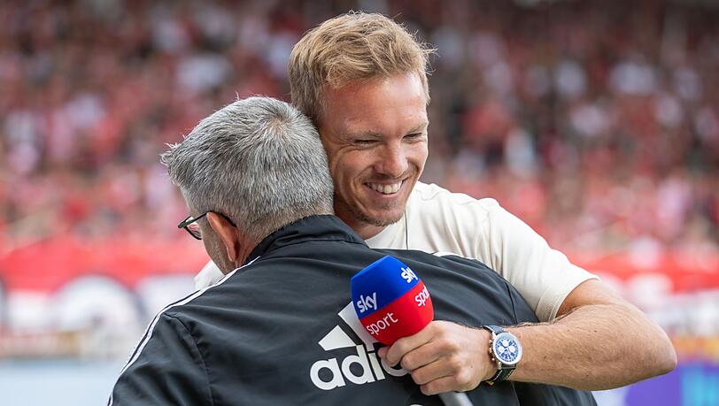 Unions Trainer Urs Fischer (l) begrüßt Trainer Julian Nagelsmann von Bayern München im Stadion.