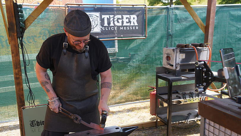 Hagen Dittmer zeigt, wie aus einem Stück Stahl ein besonders scharfes Messer wird. Wer mag, probiert's auf einem Workshop selbst mal aus. Hagen Dittmer zeigt, wie aus einem Stück Stahl ein besonders scharfes Messer wird. Wer mag, probiert's auf einem Workshop selbst mal aus.