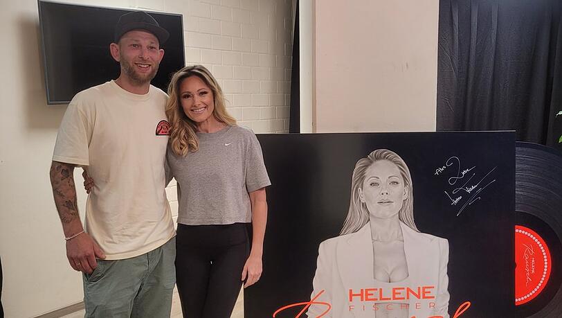 "Schöne Arbeit": Helene Fischer zeigte sich von Sebastian Mevissens Arbeit begeistert und verewigte sich auf dem großen Porträt mit ihrer Unterschrift.