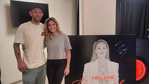 "Schöne Arbeit": Helene Fischer zeigte sich von Sebastian Mevissens Arbeit begeistert und verewigte sich auf dem großen Porträt mit ihrer Unterschrift.