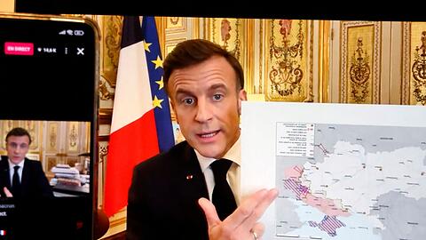 Macron erläutert Internetnutzern, wie die Lage in der Ukraine ist.